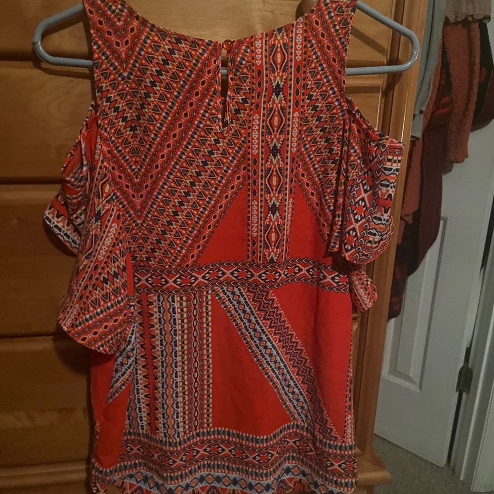 Women’s orange patterned cold shoulder shirt. Size large.
